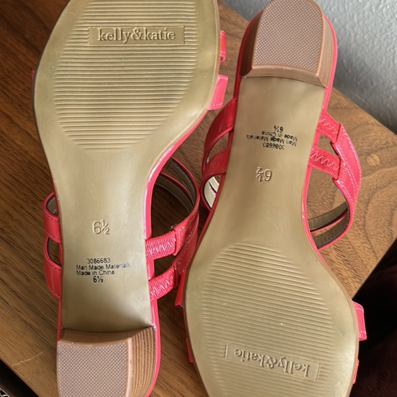 KELLY & KATIE coral patent leather sander heels - Picture 3 of 3